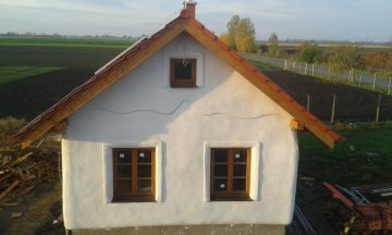Dom s izoláciou zo slamených balíkov a vápennými omietkami